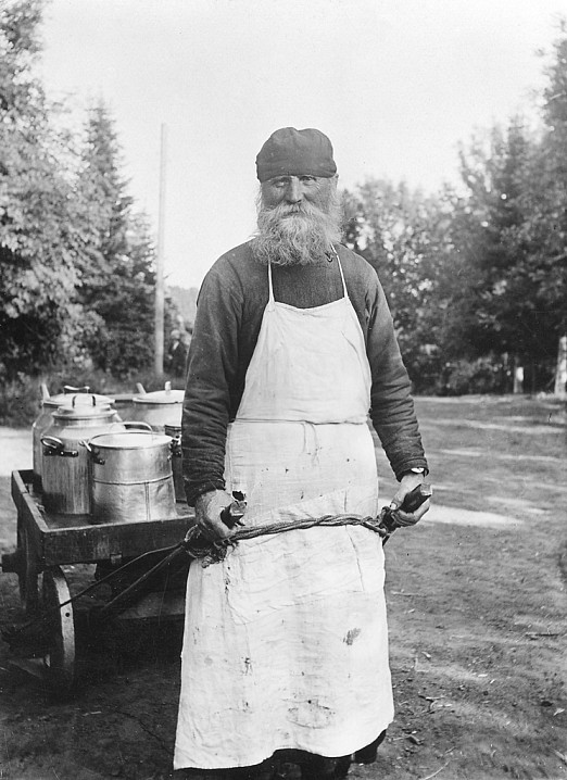 Отец Геронтий с тележкой.