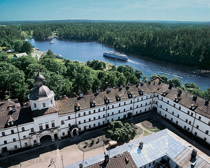 Вид на Монастырскую бухту с колокольни. 1991 г.