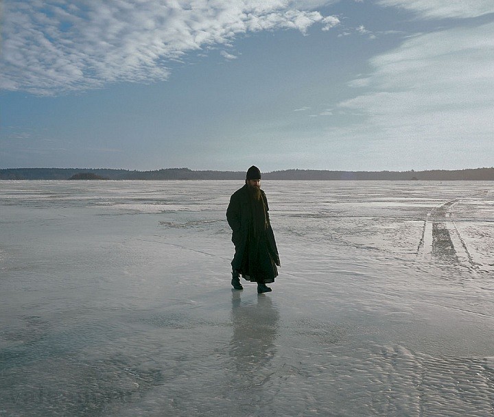 В ясный морозный день прогулка по льду Ладожского озера оставляет незабываемое впечатление. 2003 г.