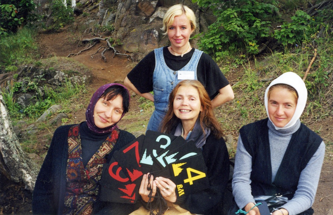 1999-ый год, экскурсоводы в ожидании прибытия паломников