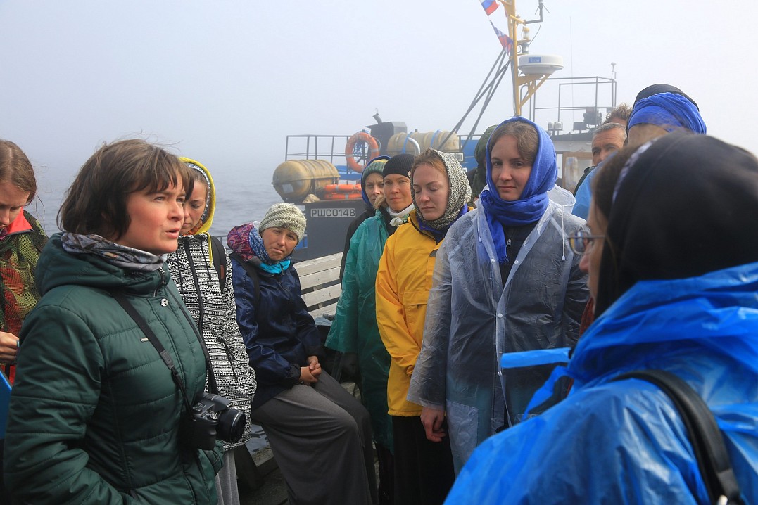 Для предотвращения травм экскурсантам необходимо иметь удобную обувь и быть внимательными при движении по маршрутам.