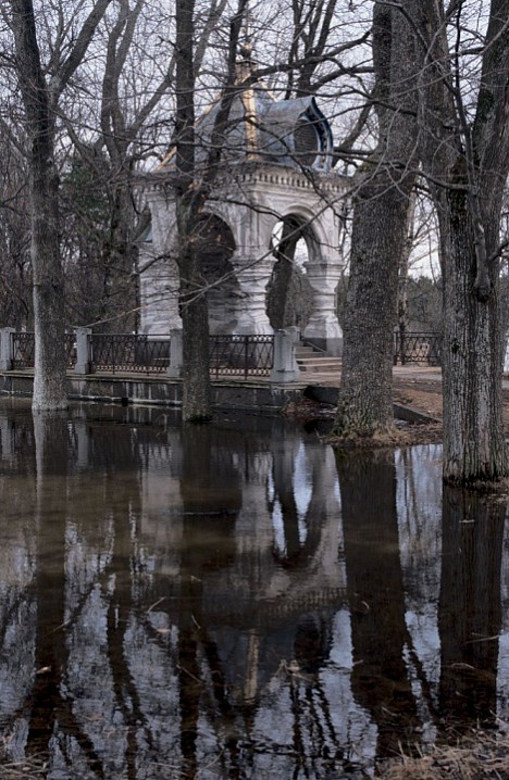 Знаменская часовня весной. 1999 г.