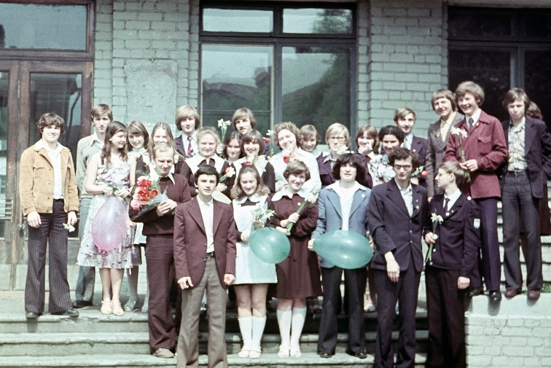 10а класс, выпуск 1979 года на крыльце школы. Моя голова торчит в центре на фоне окна