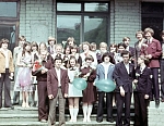 10а класс, выпуск 1979 года на крыльце школы. Моя голова торчит в центре на фоне окна