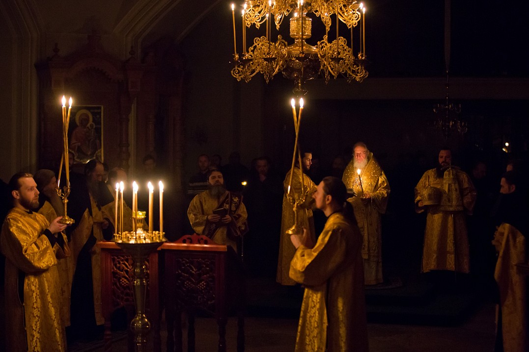 Желаем вам в грядущем году духовной радости, духовного обновления и очищения. Вступим в новый год с добрым намерением не огорчать Бога нашего, но строить свою жизнь согласно его святым заповедям.