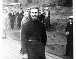 Гостинник иеромонах Лука Земсков встречает или провожает паломников на монастырской пристани. 1935