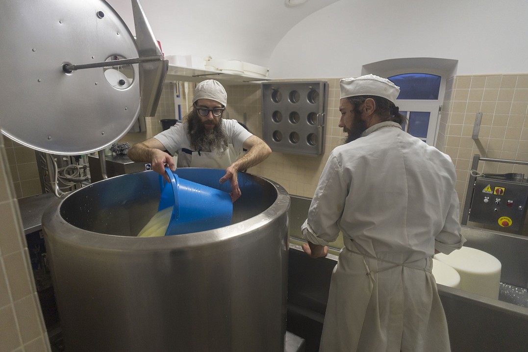 Сыворотка вновь заливается в чан…