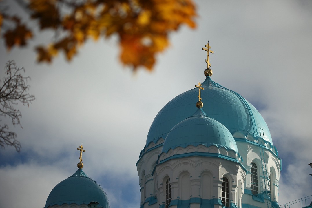 Всея твари Содетелю, времена и лета во своей власти положивый, благослови венец лета благости Твоея, Господи.