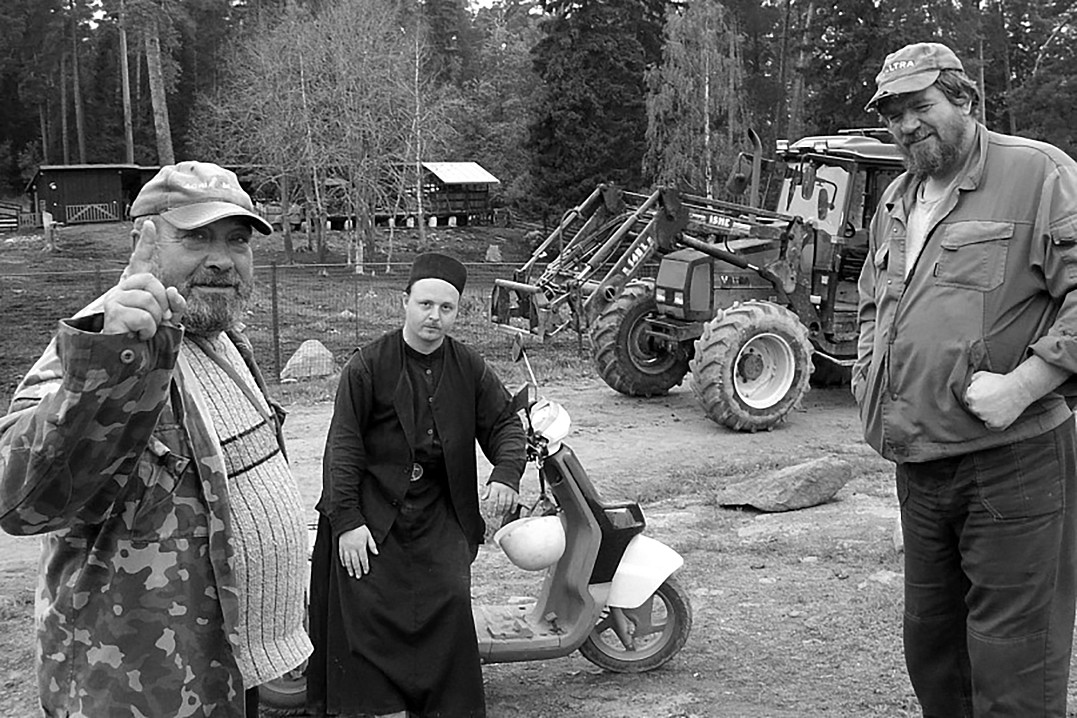 Летучка на ферме: Николай Ильич, отец Агапий и Владимир-тракторист, июль 2011 года