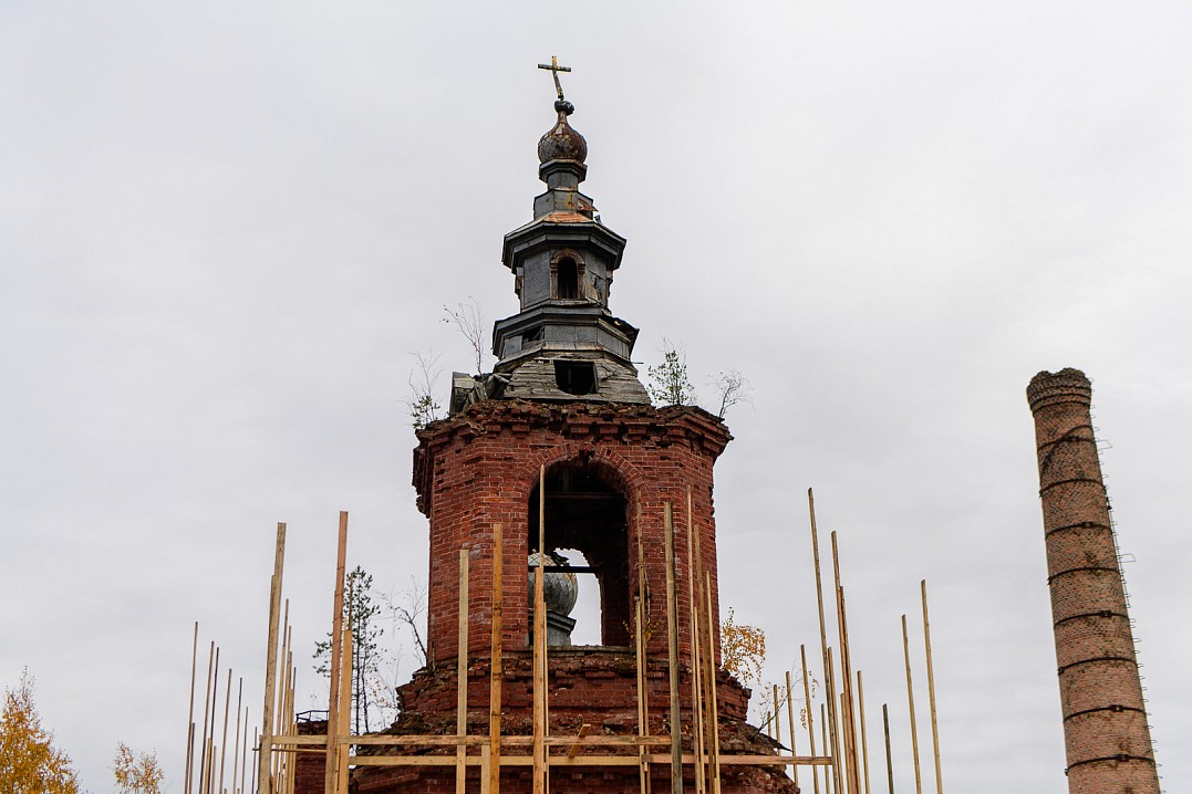 Местные жители говорят, что крест на куполе погнули в советские годы специально.