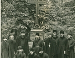 Стоят (слева направо): иеромонах Феофан, иеромонах Фотий, иеродиакон Виссарион, игумен Андроник, игумен Косма (Троице-Сергиева лавра), иеромонах Геронтий, иеромонах Варсонофий, иеромонах Борис, иеродиакон Парфений.
