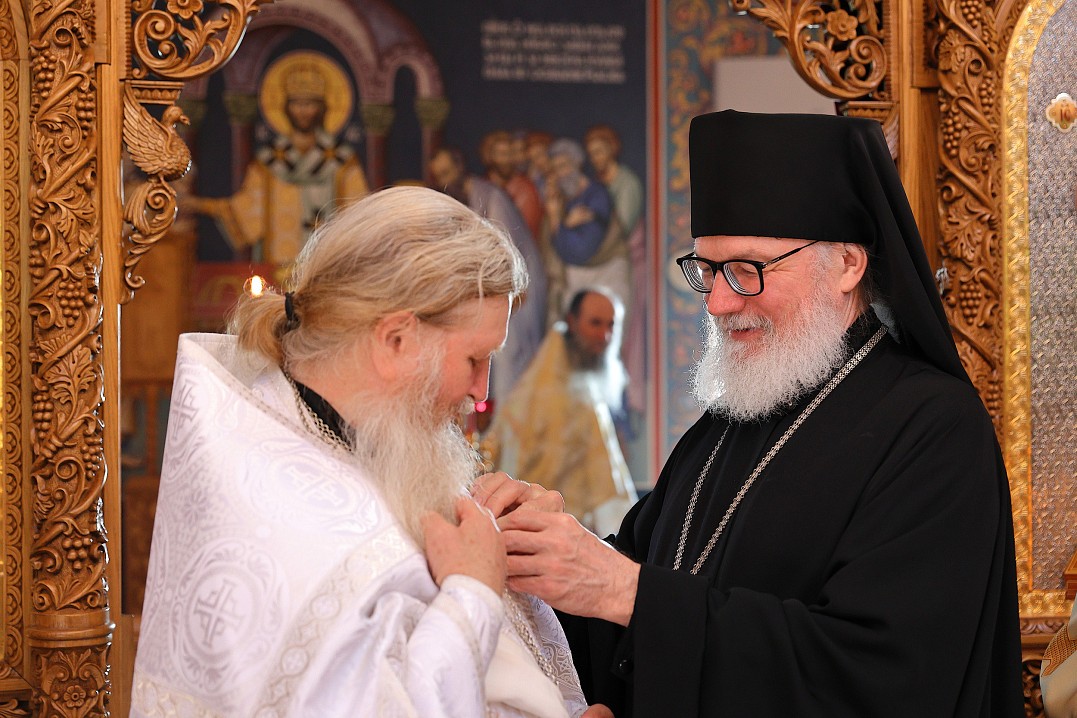 Епископ Панкратий награждает отца Варфоломея медалью прп. Германа Аляскинского