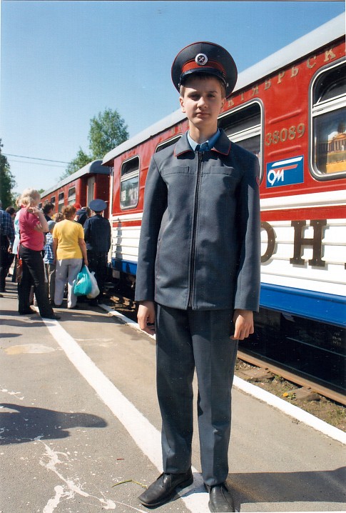 Юра на Малой Октябрьской железной дороге. Он занимался там с 5 по 11 классы, последние 2 года был начальником смены (в смене 180 человек). После школы поступил в ПГУПС, окончил его и сейчас работает бортинженером на Сапсанах