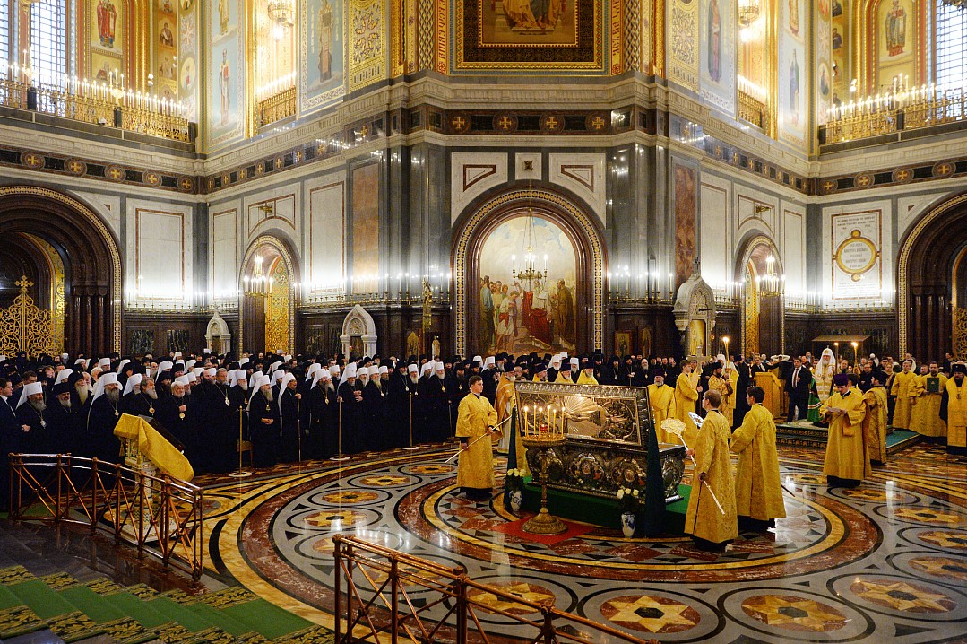 Молебен перед мощами святителя Тихона предварил открытие Архиерейского Собора Русской Православной Церкви. Фото: Сергей Власов.