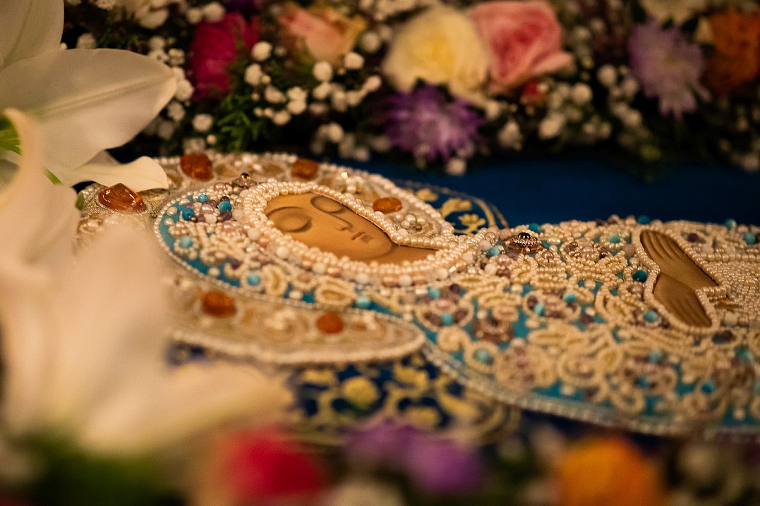 В рождестве девство сохранила еси, во успении мира не оставила еси, Богородице.