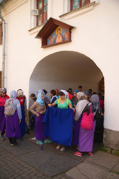 Палантины и головные платки всегда можно приобрести в церковных лавках либо взять во временное пользование монастырские.