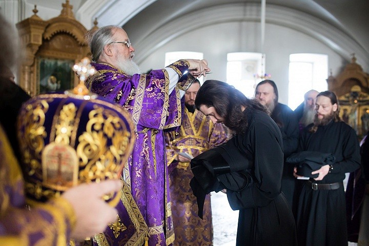 При иноческом постриге происходит, как при Крещении, пострижение волос и наречение нового имени в честь нового небесного покровителя, благословляется носить рясу, клобук. 