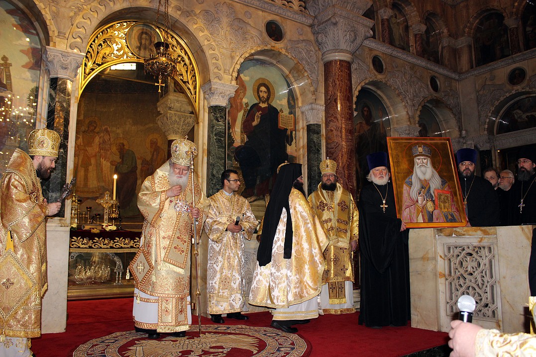 Митрополит Волоколамский Иларион преподнес Святейшему Патриарху Болгарскому Неофиту икону святителя Серафима, архиепископа Богучарского, Софийского Чудотворца.