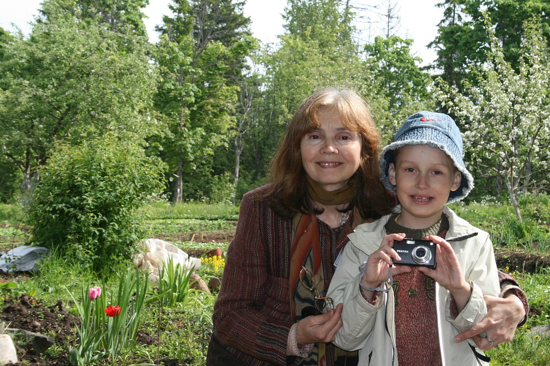 с мелким Федом (подпись самой Н.А.)