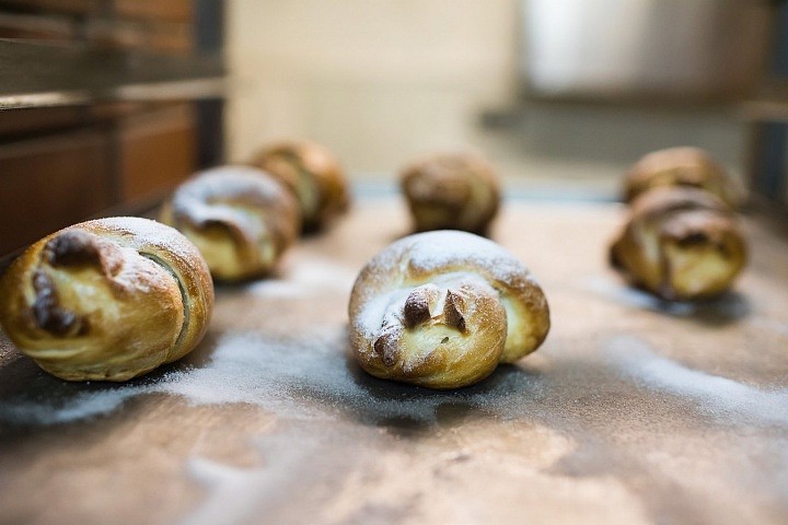 А еще в один из жаворонков вкладывали монетку. Потом разбирали булочки и тот человек, которому попадался сюрприз, начинал посевной сезон и бросал первые зерна в землю. Это считалось очень почетным.