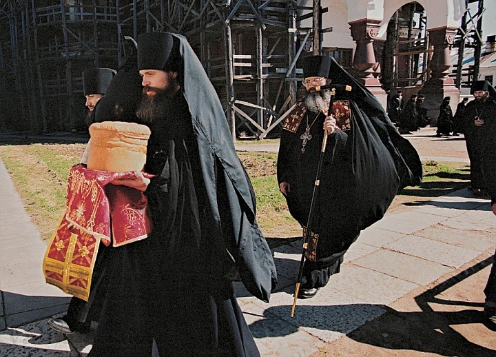 Пасхальное шествие в трапезную. 1999 г.