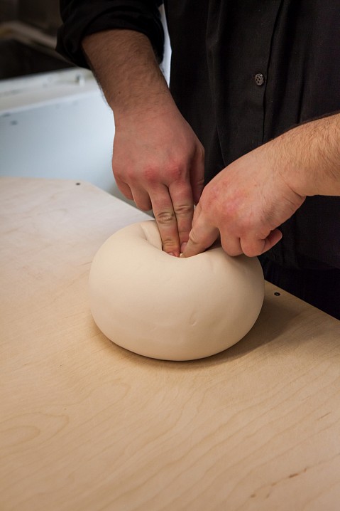 Из теста катаются шарики, из которых формуется будущая просфора.