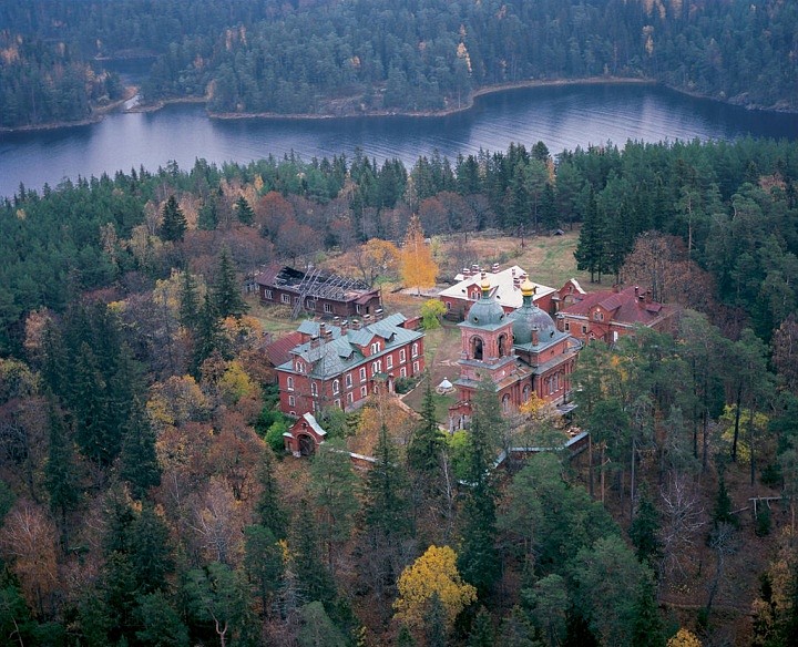 К северо-востоку от Воскресенского скита подножие Сионской горы омывает Малая Никоновская бухта. 2000 г.