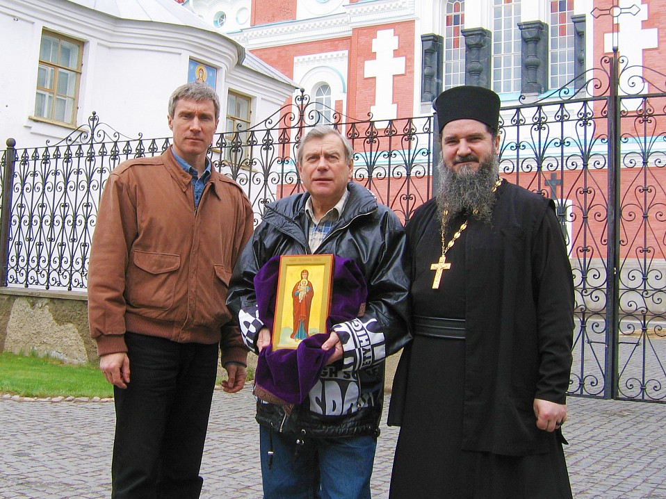 Герои России, космонавты С.К. Крикалёв и А.П. Александров с иконой Валаамской Божией Матери, побывавшей на орбите. Фото В.Никулина. 20 мая 2006 год.