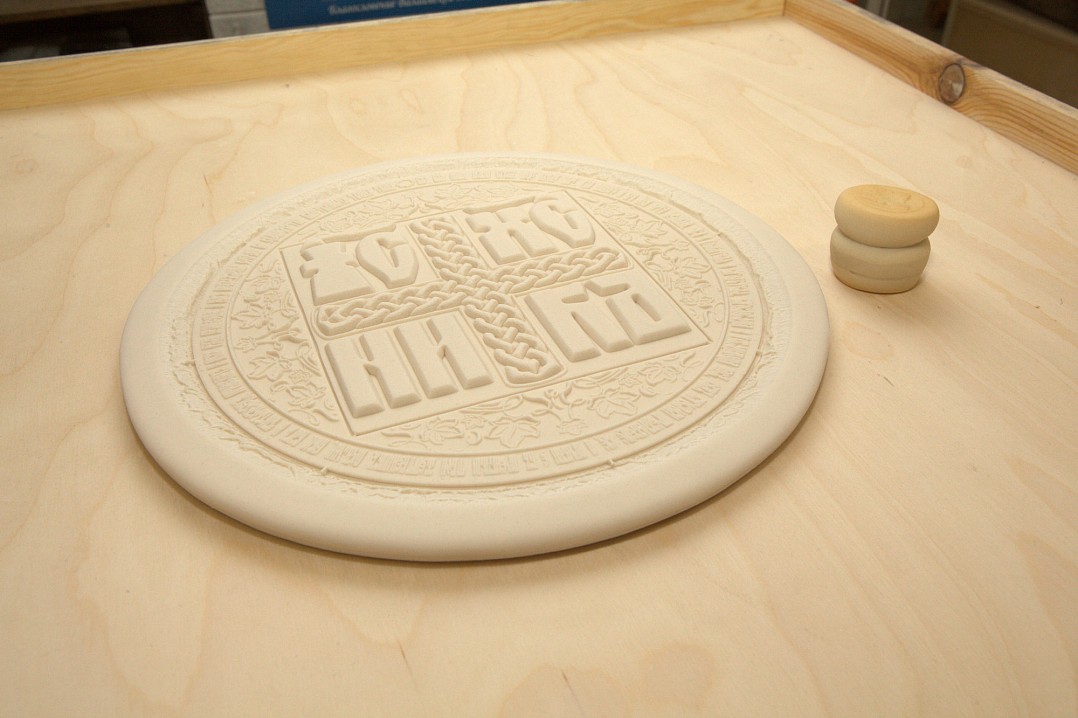 Печать на просфоре указывает на её богослужебное значение.