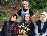 В ожидании теплохода экскурсоводы Ирина Матвеева, Наталья Савина, Ирина Лебединская и Юлия Осипова. 1999 год