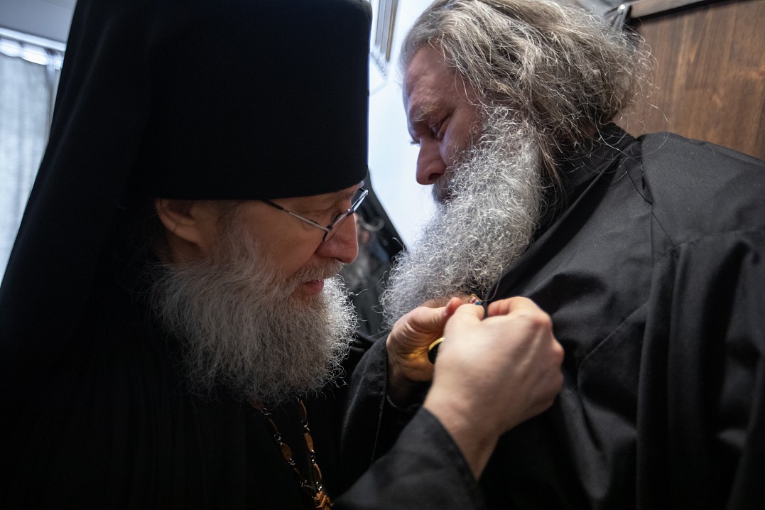 Вручение монаху Антонию медали преподобных Сергия и Германа Валаамских I-степени.