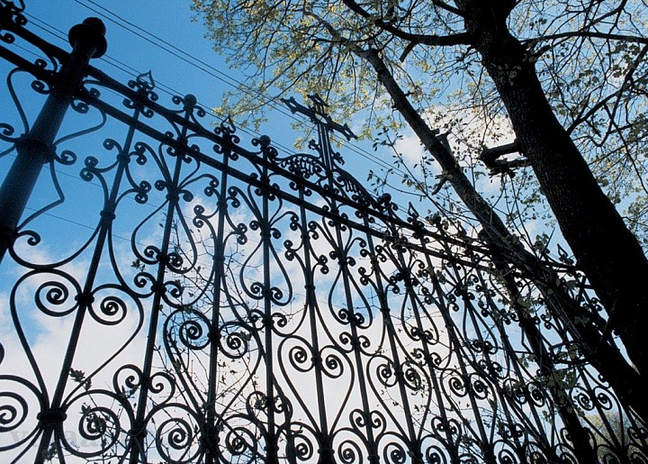 Кованая решетка у алтаря собора. 1990 г.