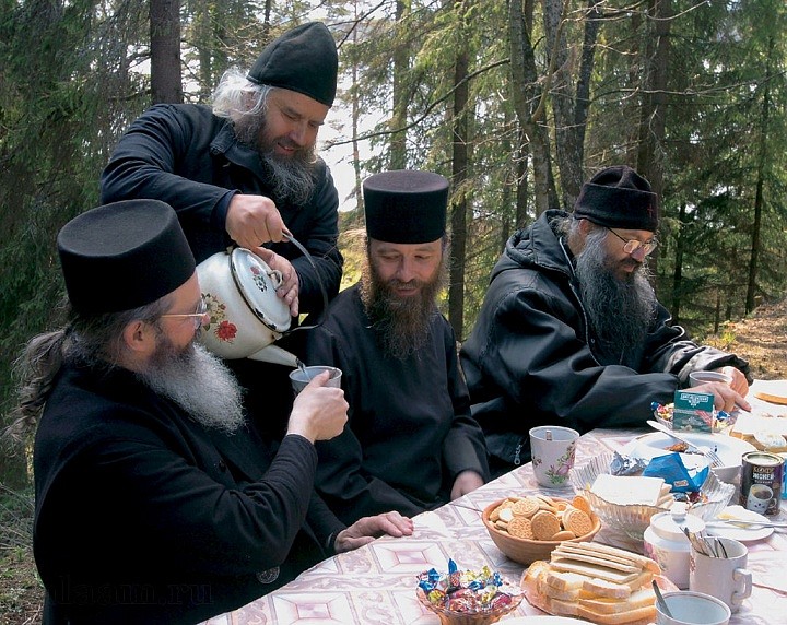 Авраамово гостеприимство отца Василия. 2004 г. Фото Сергея Компанийченко.