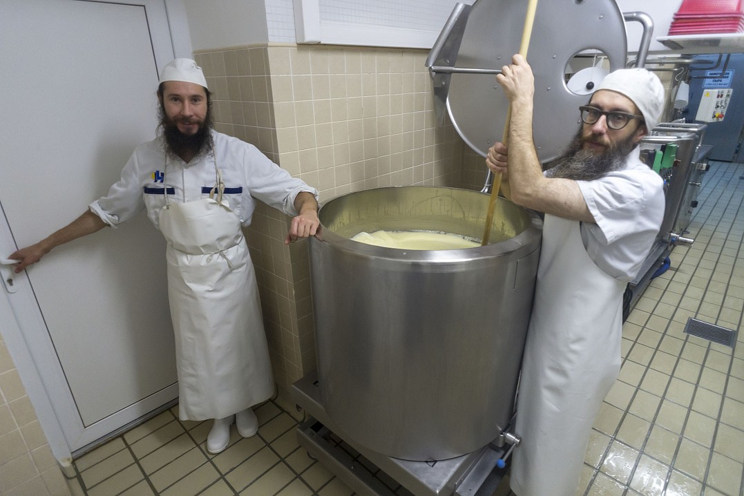 Иеромонах Севастиан (слева) и послушник Максим у чана сыроварни.