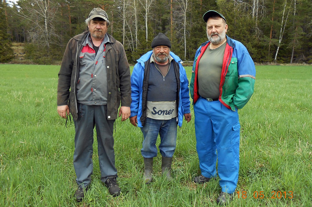 Тракторист Владимир, Николай Ильич и финский экскаваторщик Марк, май 2013 года