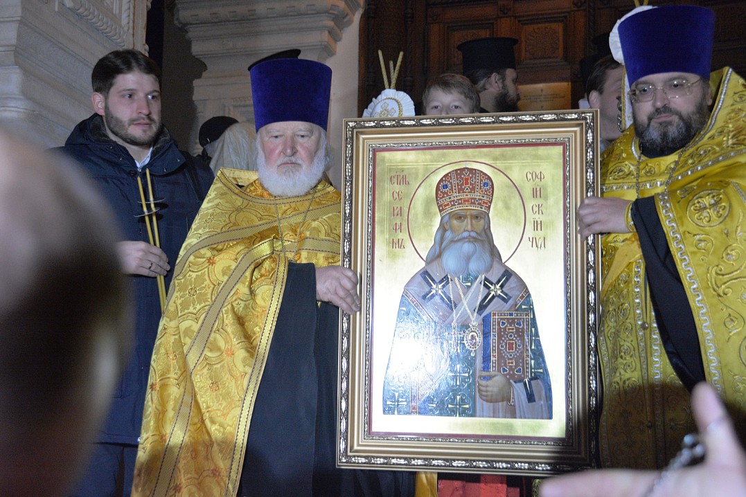 Торжества продолжились крестным ходом с иконой святителя Богучарского Серафима от Никольского храма – подворья Русской Православной Церкви – в Патриарший кафедральный собор Александра Невского.