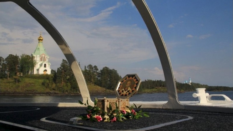 ...Твоим шествием , пресвятый отче, море освятися, егда многочудесныя твоя мощи...