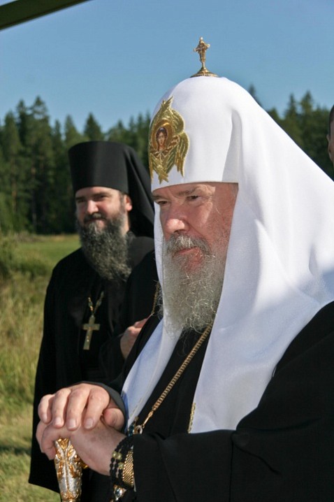 У русских людей, где-то в самой глубине, в подсознании, заложена огромная вера в Бога: это один дух по кровной славянской линии.