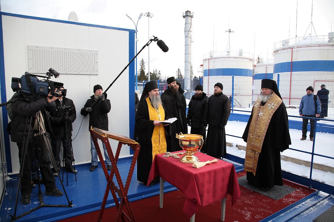 Воздушная линия электропередачи длинной 22 км протянулась с подстанции в поселке Ляскеля через полуостров Хунука к берегу Ладоги, от которого и началась подводная часть линии протяженностью 21 км. По Валааму воздушная линия электропередачи длинной в 4 км 
