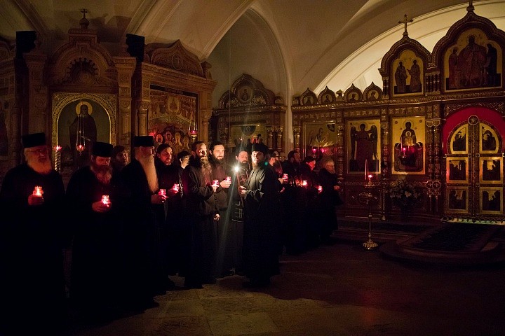 Продрогшие собираются вокруг огня; алчущие собираются вокруг трапезы; измученные долгою ночною тьмой радуются восходу солнца; изнуренные тягчайшею борьбой ликуют при неожиданной победе.