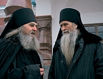 Монахи Никольского скита отец Авраам и отец Вадим. Фото Сергея Компанийченко. 2002 год