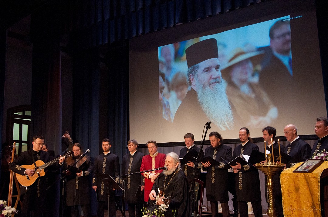 Отец Анатолий Першин поёт свою песню в сопровождении хора Валаамского монастыря. Фото Романа Михайловского