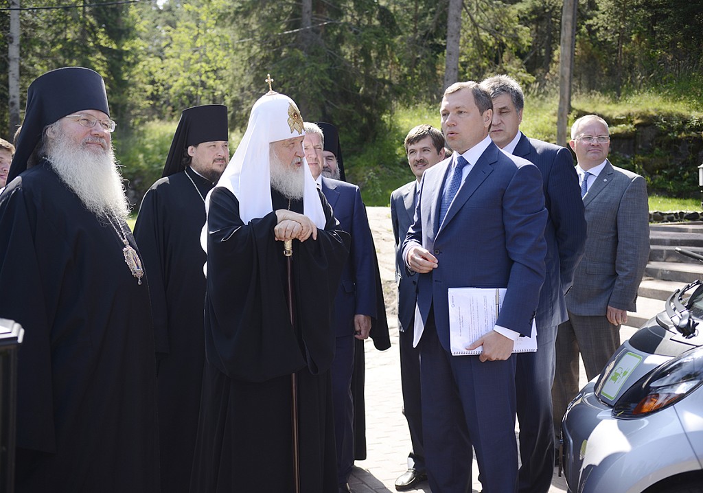 Обращаясь к собравшимся, Святейший Патриарх Кирилл выразил благодарность руководству и сотрудникам ОАО «Россети» за проведенные работы.