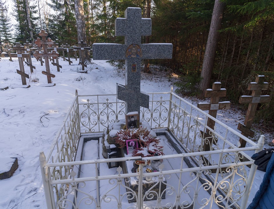 Могила валаамского старца схиигумена Иоанна (Алексеева). Ныне он канонизирован Финской Православной церковью. Хейнявяси (Новый Валаам), 29 февраля 2020 г.