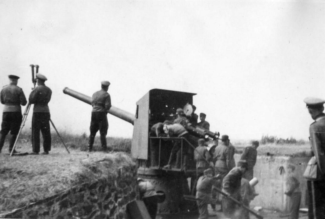 Орудие Кане. Справа командующий морскими силами финской армии Генерал Вяйнё Вальве. 1937 год