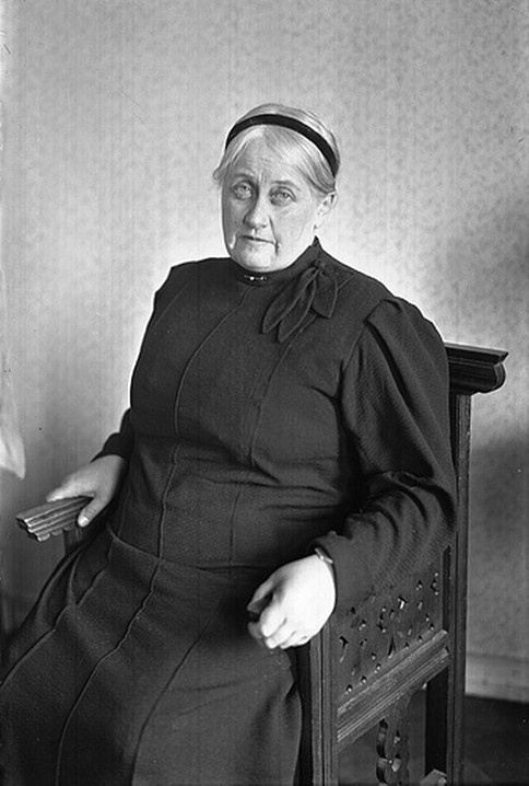 Анна, верная своему Государю, носила на голове чёрную ленту, отличительный знак. 1957 г.