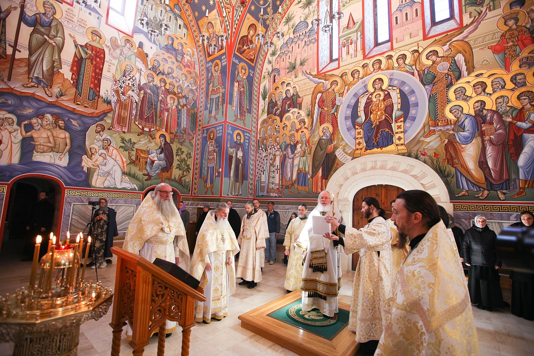 Божественная литургия на 15-летие архиерейской хиротонии епископа Панкратия. Владимирский скит. Росписи на заднем плане: Собор русских святых (входит в годовой подвижный круг богослужения).