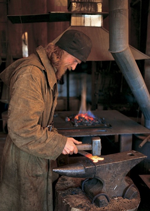 Иеродиакон Герасим в монастырской кузнице. 2001 г.