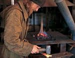 Иеродиакон Герасим в монастырской кузнице. 2001 г.