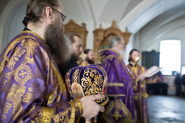 Первый постриг в иноки для будущего монаха – это первое по-настоящему ответственное решение. С этого момента инок обещает Игумену обители оставаться здесь навсегда, до самой смерти. И в этом начинается уподобление будущего монаха Христу. 